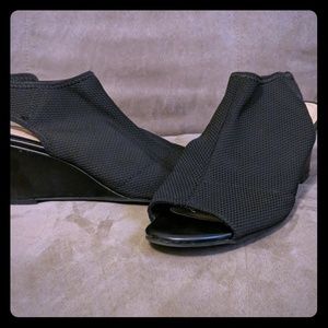 Perfect work heels. Black wedges stretch material